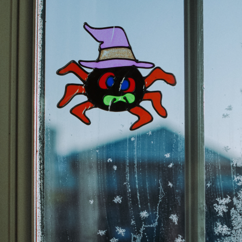 Halloween-i ablakdekor - színes, csillámos pók